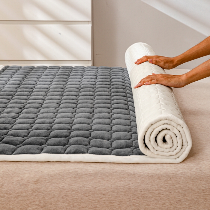 91家纺网 家纺一手货源 找家纺 女子家纺 2025新款全消光牛奶绒床垫 绅士灰