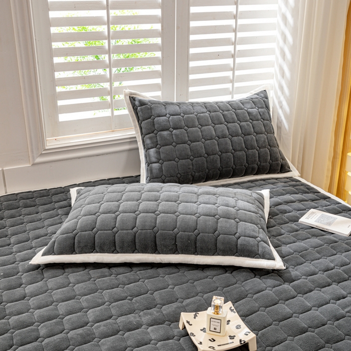 91家纺网 家纺一手货源 找家纺 女子家纺 2025新款全消光牛奶绒床垫 绅士灰