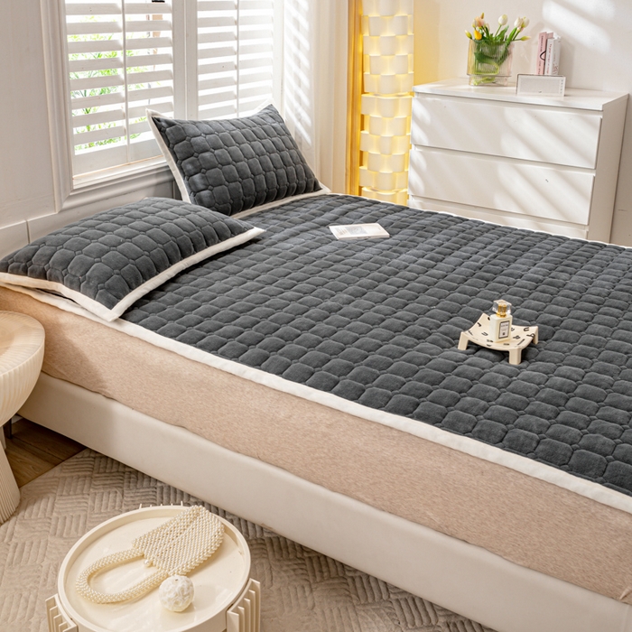 91家纺网 家纺一手货源 找家纺 女子家纺 2025新款全消光牛奶绒床垫 绅士灰