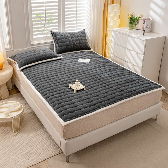 91家纺网 家纺一手货源 找家纺 女子家纺 2025新款全消光牛奶绒床垫 绅士灰