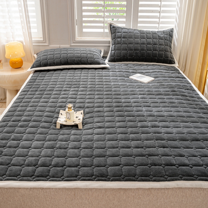 91家纺网 家纺一手货源 找家纺 女子家纺 2025新款全消光牛奶绒床垫 绅士灰