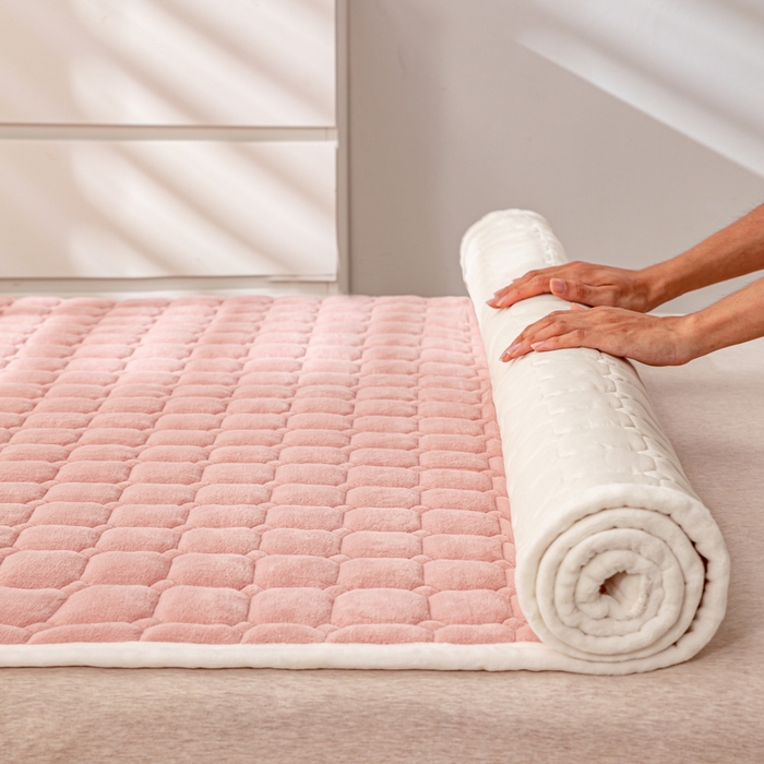 91家纺网 家纺一手货源 找家纺 女子家纺 2025新款全消光牛奶绒床垫 浅豆沙