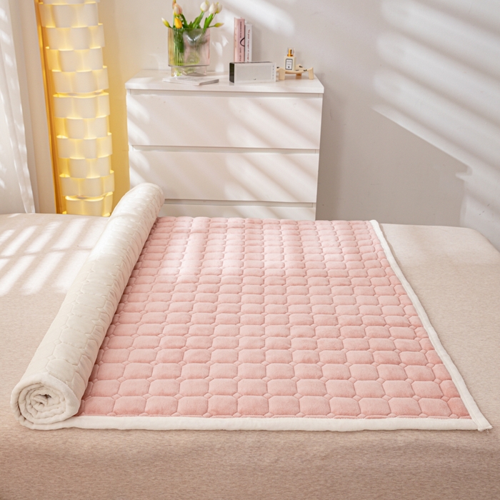 91家纺网 家纺一手货源 找家纺 女子家纺 2025新款全消光牛奶绒床垫 浅豆沙