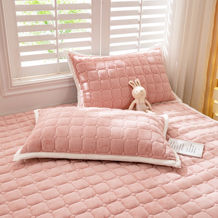 91家纺网 家纺一手货源 找家纺 女子家纺 2025新款全消光牛奶绒床垫 浅豆沙