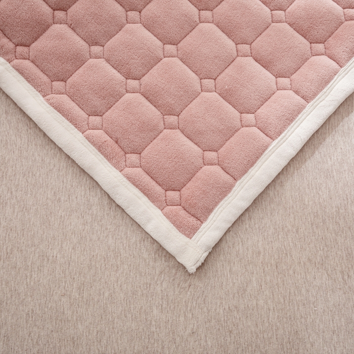 91家纺网 家纺一手货源 找家纺 女子家纺 2025新款全消光牛奶绒床垫 浅豆沙