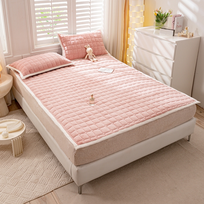 91家纺网 家纺一手货源 找家纺 女子家纺 2025新款全消光牛奶绒床垫 浅豆沙