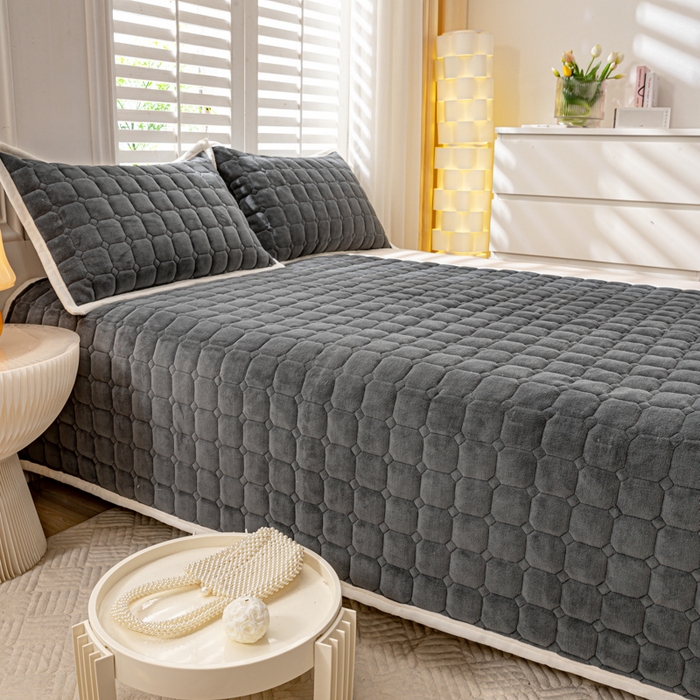 91家纺网 家纺一手货源 找家纺 女子家纺 2025新款全消光牛奶绒床垫 绅士灰