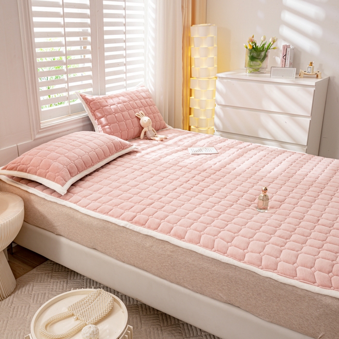 91家纺网 家纺一手货源 找家纺 女子家纺 2025新款全消光牛奶绒床垫 浅豆沙