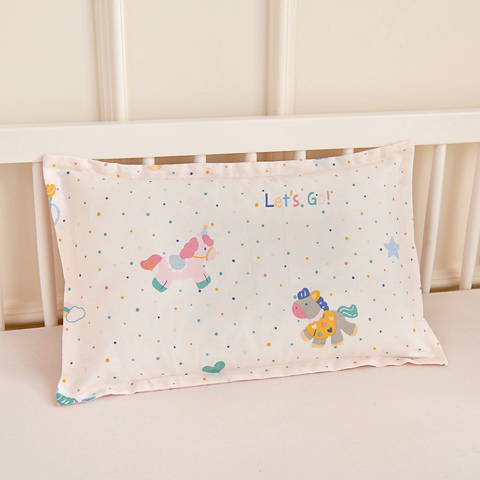 91家纺网 家纺一手货源 找家纺 芭伯妮 2026新款全棉AB版幼儿园三件套宝宝午睡被子六件套儿童被套多件套（第一批） 彩虹木马