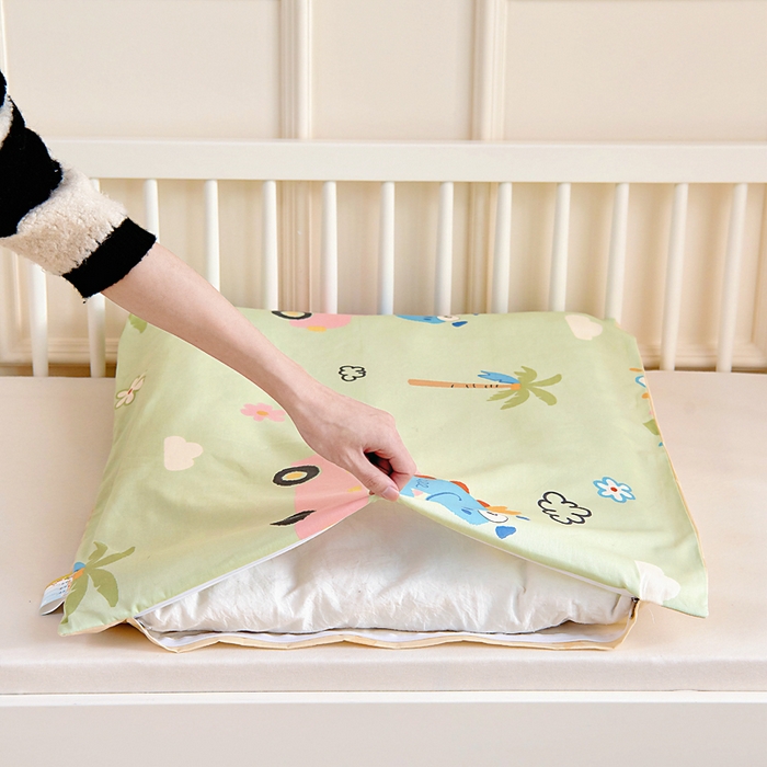 91家纺网 家纺一手货源 找家纺 芭伯妮 2026新款全棉AB版幼儿园三件套宝宝午睡被子六件套儿童被套多件套（第一批） 度假恐龙-绿