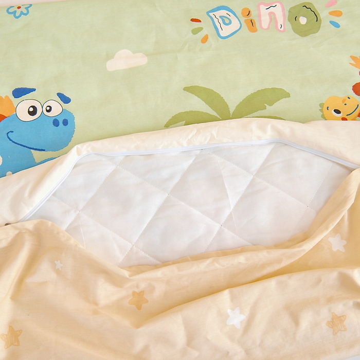 91家纺网 家纺一手货源 找家纺 芭伯妮 2026新款全棉AB版幼儿园三件套宝宝午睡被子六件套儿童被套多件套（第一批） 度假恐龙-绿