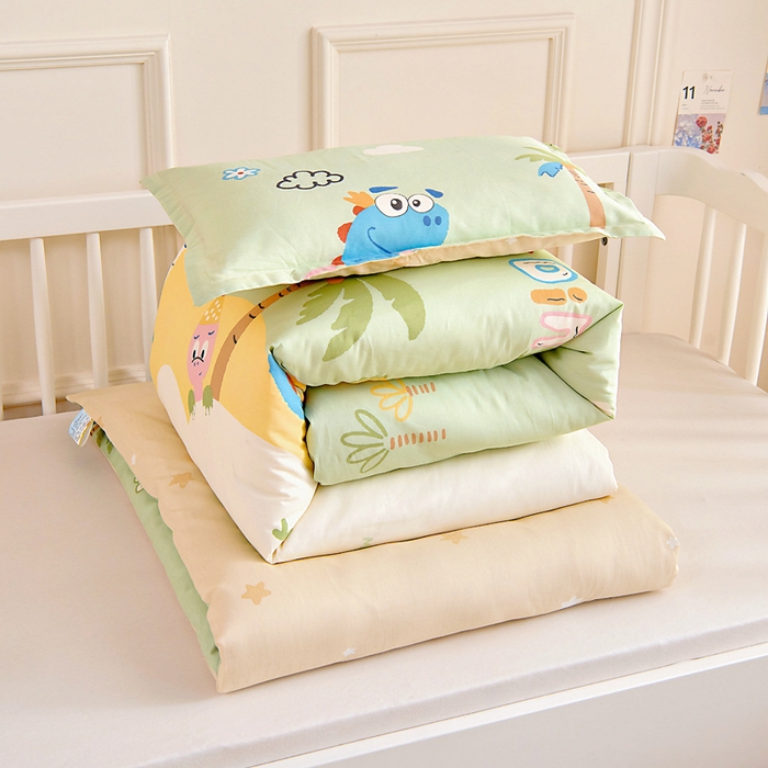 91家纺网 家纺一手货源 找家纺 芭伯妮 2026新款全棉AB版幼儿园三件套宝宝午睡被子六件套儿童被套多件套（第一批） 度假恐龙-绿