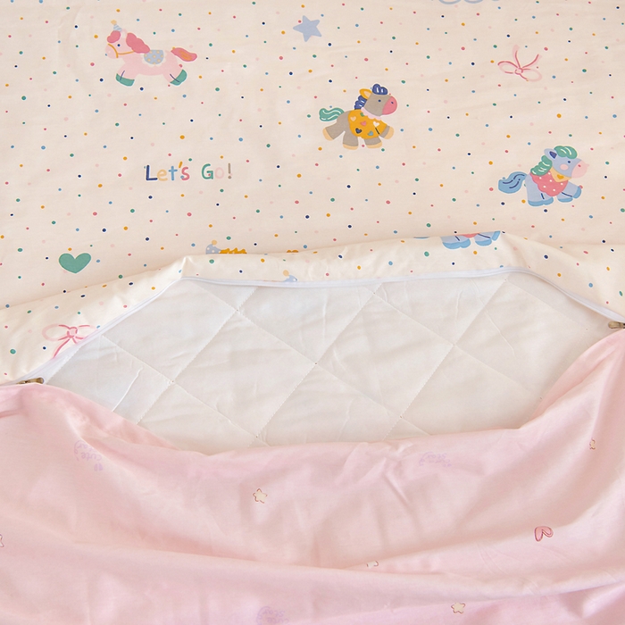 91家纺网 家纺一手货源 找家纺 芭伯妮 2026新款全棉AB版幼儿园三件套宝宝午睡被子六件套儿童被套多件套（第一批） 彩虹木马