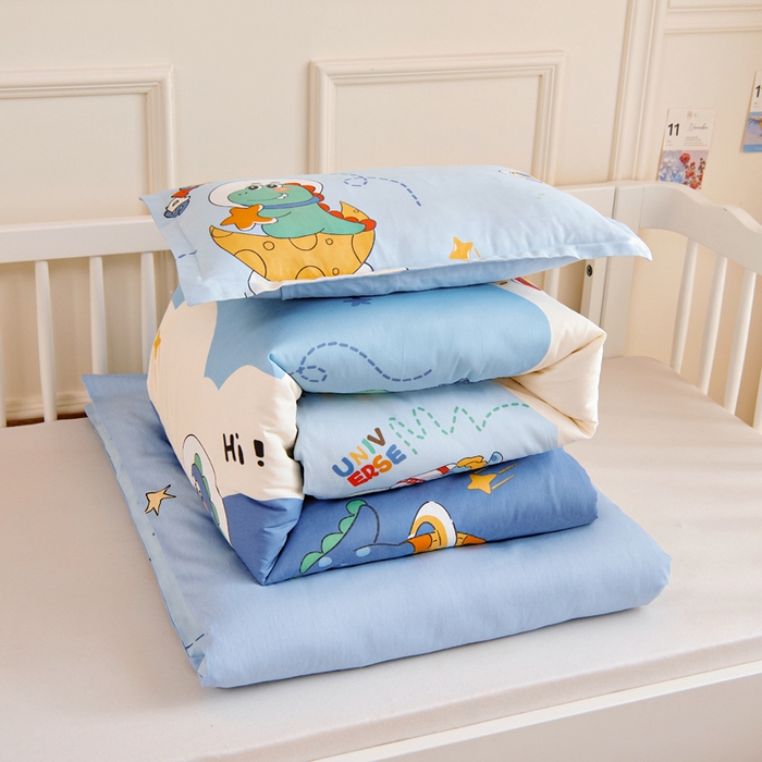 91家纺网 家纺一手货源 找家纺 芭伯妮 2026新款全棉AB版幼儿园三件套宝宝午睡被子六件套儿童被套多件套（第一批） 星际恐龙