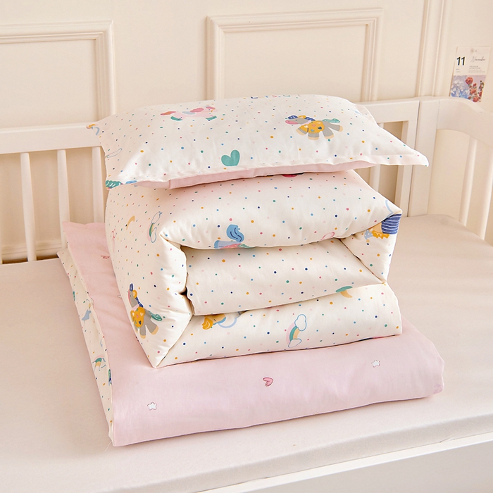 91家纺网 家纺一手货源 找家纺 芭伯妮 2026新款全棉AB版幼儿园三件套宝宝午睡被子六件套儿童被套多件套（第一批） 彩虹木马