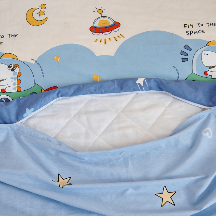 91家纺网 家纺一手货源 找家纺 芭伯妮 2026新款全棉AB版幼儿园三件套宝宝午睡被子六件套儿童被套多件套（第一批） 星际恐龙