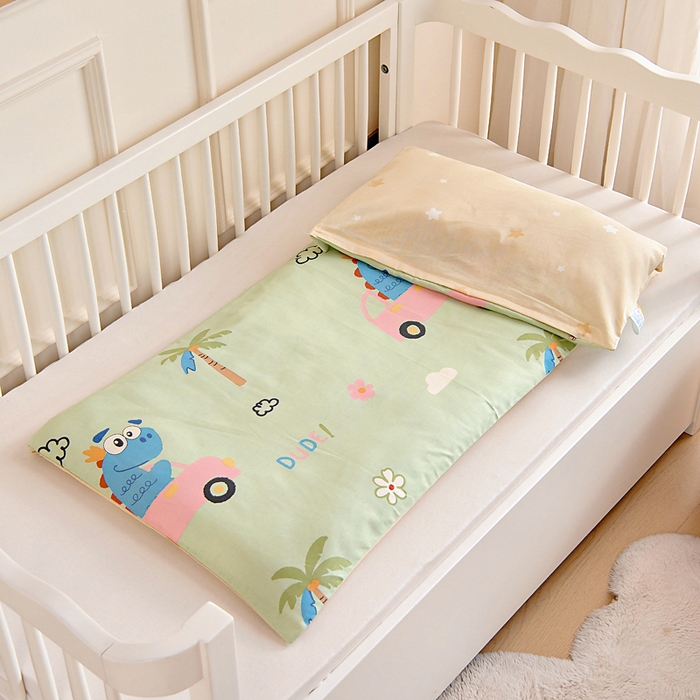 91家纺网 家纺一手货源 找家纺 芭伯妮 2026新款全棉AB版幼儿园三件套宝宝午睡被子六件套儿童被套多件套（第一批） 度假恐龙-绿