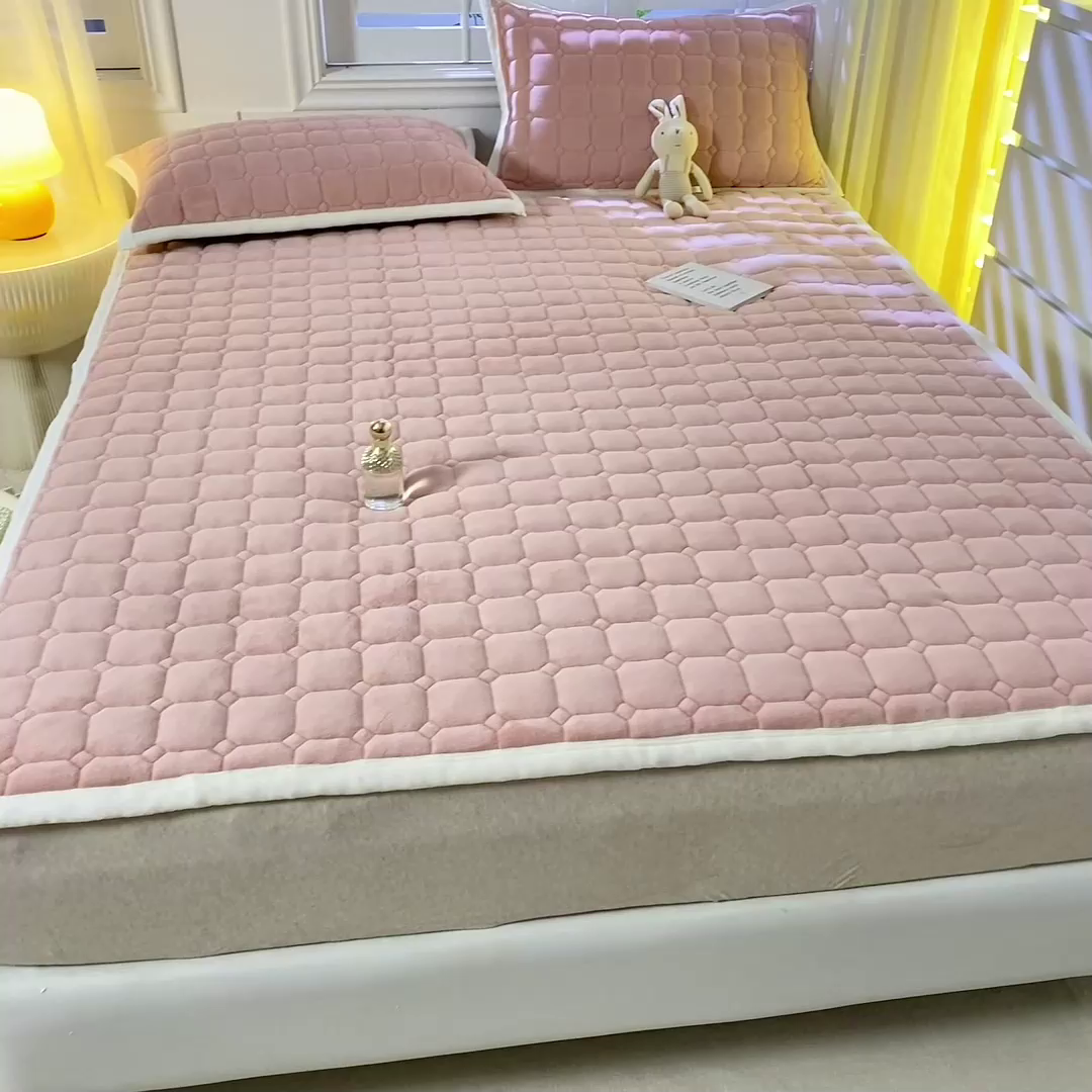 91家纺网 家纺一手货源 找家纺 女子家纺 2025新款全消光牛奶绒床垫 浅豆沙