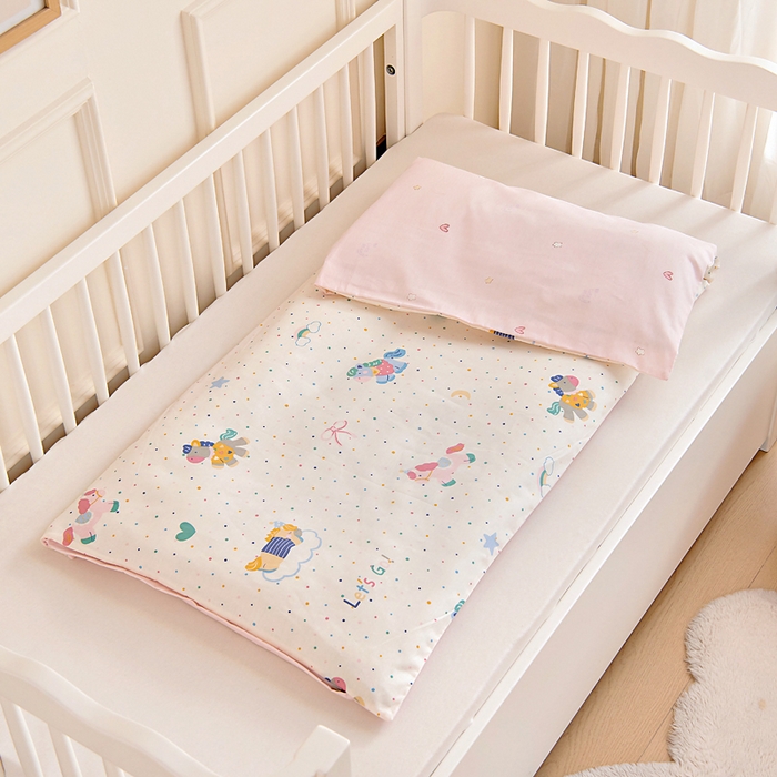 91家纺网 家纺一手货源 找家纺 芭伯妮 2026新款全棉AB版幼儿园三件套宝宝午睡被子六件套儿童被套多件套（第一批） 彩虹木马