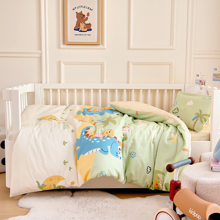 91家纺网 家纺一手货源 找家纺 芭伯妮 2026新款全棉AB版幼儿园三件套宝宝午睡被子六件套儿童被套多件套（第一批） 度假恐龙-绿