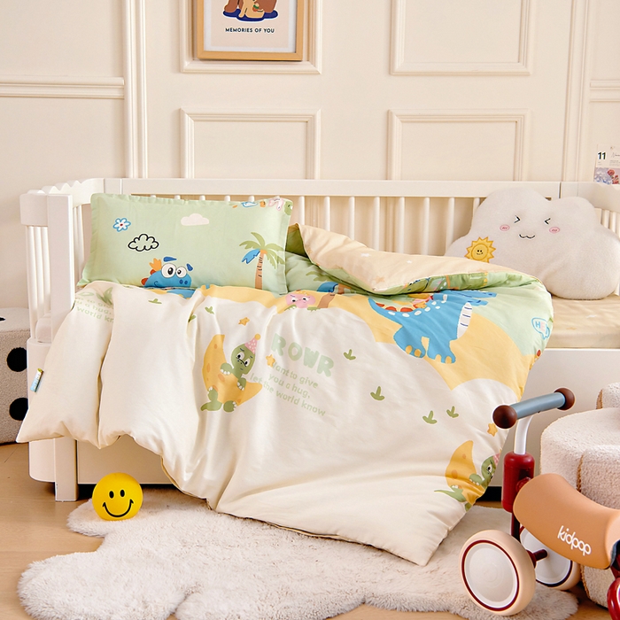 91家纺网 家纺一手货源 找家纺 芭伯妮 2026新款全棉AB版幼儿园三件套宝宝午睡被子六件套儿童被套多件套（第一批） 度假恐龙-绿