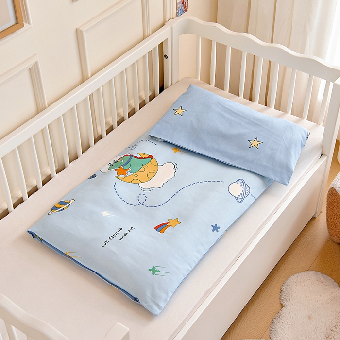 91家纺网 家纺一手货源 找家纺 芭伯妮 2026新款全棉AB版幼儿园三件套宝宝午睡被子六件套儿童被套多件套（第一批） 星际恐龙