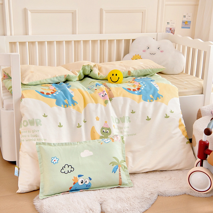 91家纺网 家纺一手货源 找家纺 芭伯妮 2026新款全棉AB版幼儿园三件套宝宝午睡被子六件套儿童被套多件套（第一批） 度假恐龙-绿