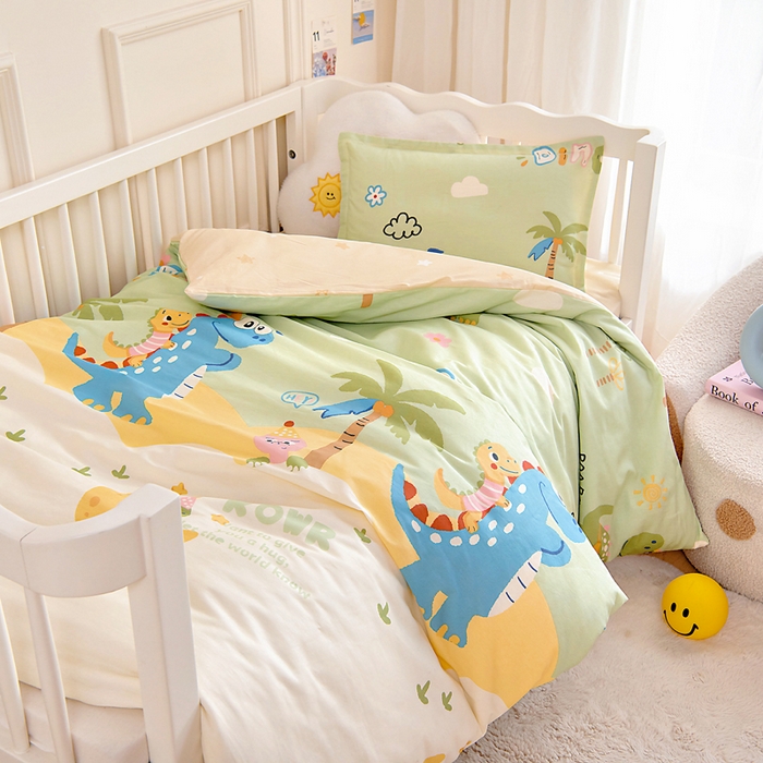 91家纺网 家纺一手货源 找家纺 芭伯妮 2026新款全棉AB版幼儿园三件套宝宝午睡被子六件套儿童被套多件套（第一批） 度假恐龙-绿