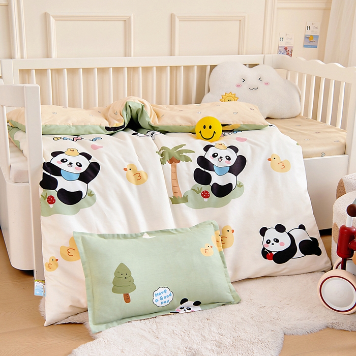 91家纺网 家纺一手货源 找家纺 芭伯妮 2026新款全棉AB版幼儿园三件套宝宝午睡被子六件套儿童被套多件套（第一批） 熊猫鸭鸭乐-绿