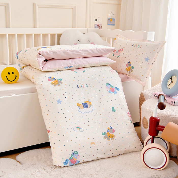 91家纺网 家纺一手货源 找家纺 芭伯妮 2026新款全棉AB版幼儿园三件套宝宝午睡被子六件套儿童被套多件套（第一批） 彩虹木马
