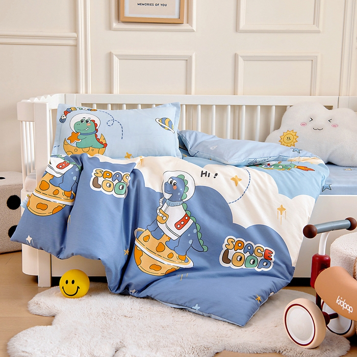 91家纺网 家纺一手货源 找家纺 芭伯妮 2026新款全棉AB版幼儿园三件套宝宝午睡被子六件套儿童被套多件套（第一批） 星际恐龙