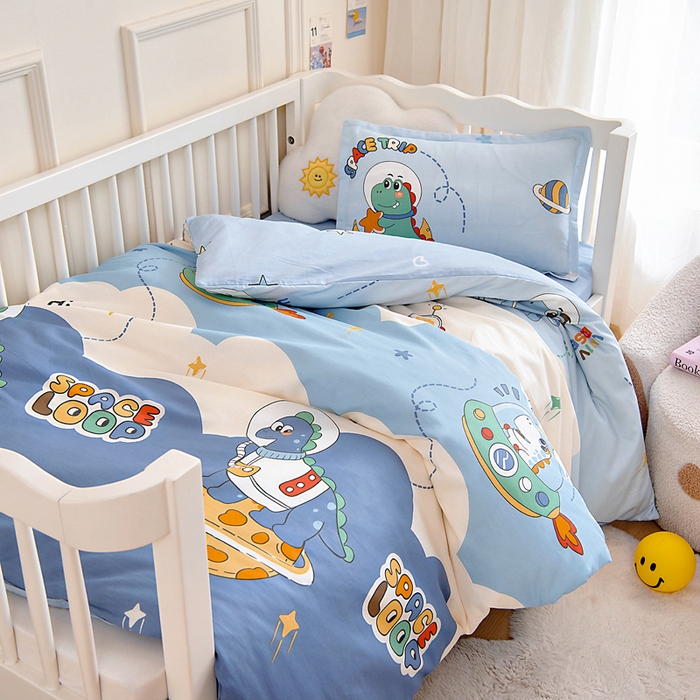 91家纺网 家纺一手货源 找家纺 芭伯妮 2026新款全棉AB版幼儿园三件套宝宝午睡被子六件套儿童被套多件套（第一批） 星际恐龙
