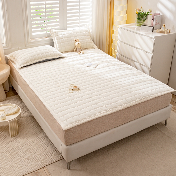 91家纺网 家纺一手货源 找家纺 女子家纺 2025新款全消光牛奶绒床垫 奶油白