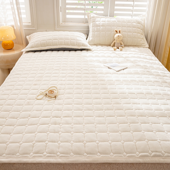 91家纺网 家纺一手货源 找家纺 女子家纺 2025新款全消光牛奶绒床垫 奶油白