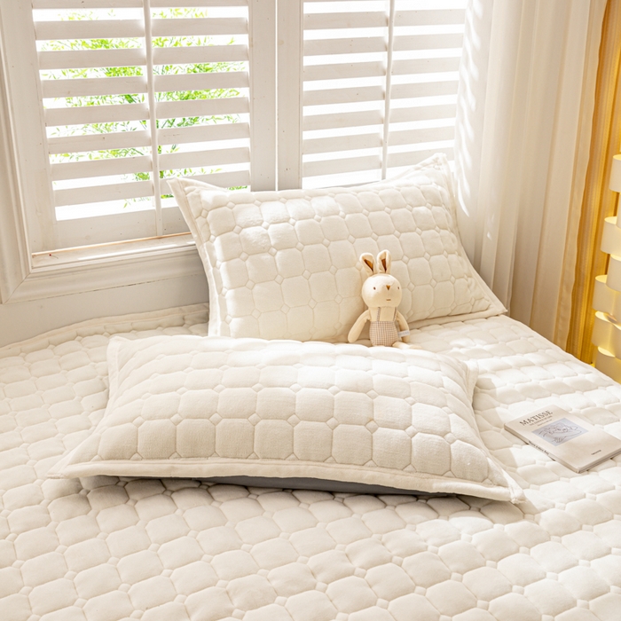 91家纺网 家纺一手货源 找家纺 女子家纺 2025新款全消光牛奶绒床垫 奶油白