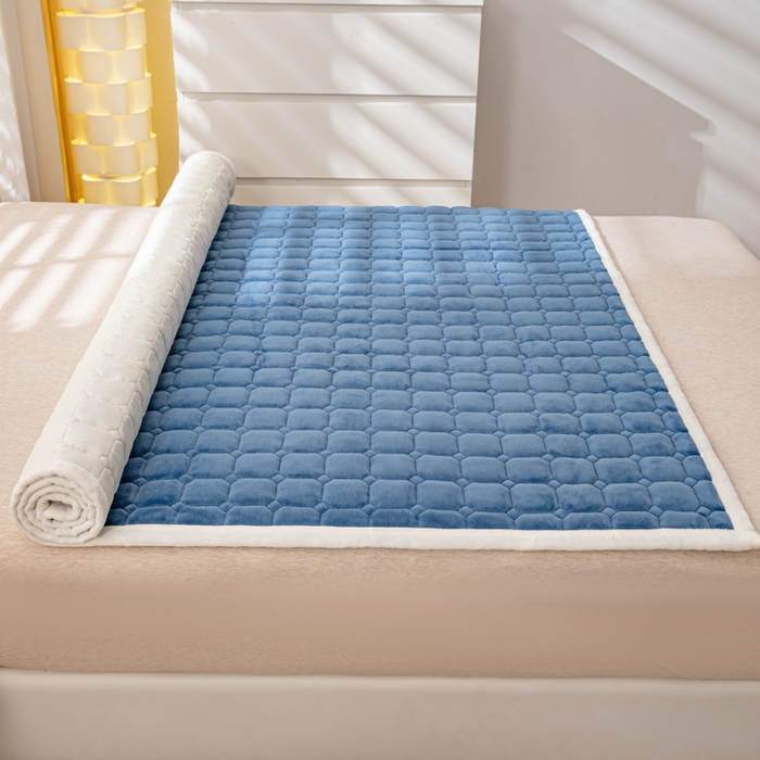 91家纺网 家纺一手货源 找家纺 女子家纺 2025新款全消光牛奶绒床垫 宝石蓝