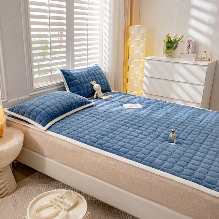 91家纺网 家纺一手货源 找家纺 女子家纺 2025新款全消光牛奶绒床垫 宝石蓝