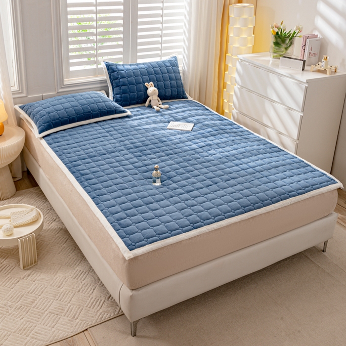 91家纺网 家纺一手货源 找家纺 女子家纺 2025新款全消光牛奶绒床垫 宝石蓝