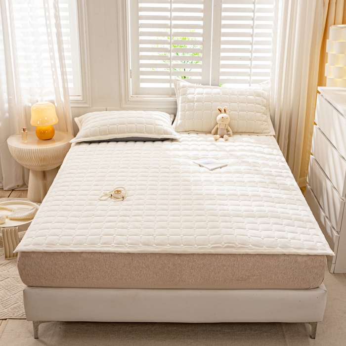 91家纺网 家纺一手货源 找家纺 女子家纺 2025新款全消光牛奶绒床垫 奶油白