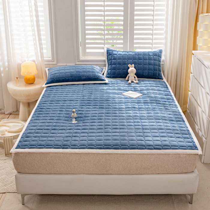 91家纺网 家纺一手货源 找家纺 女子家纺 2025新款全消光牛奶绒床垫 宝石蓝