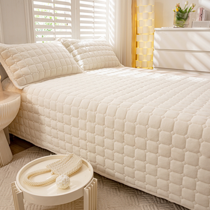 91家纺网 家纺一手货源 找家纺 女子家纺 2025新款全消光牛奶绒床垫 奶油白