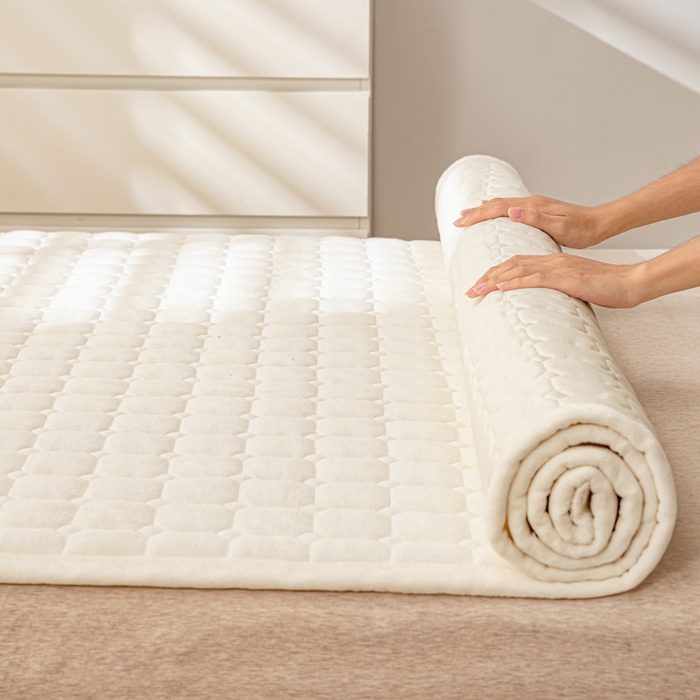 91家纺网 家纺一手货源 找家纺 女子家纺 2025新款全消光牛奶绒床垫 奶油白