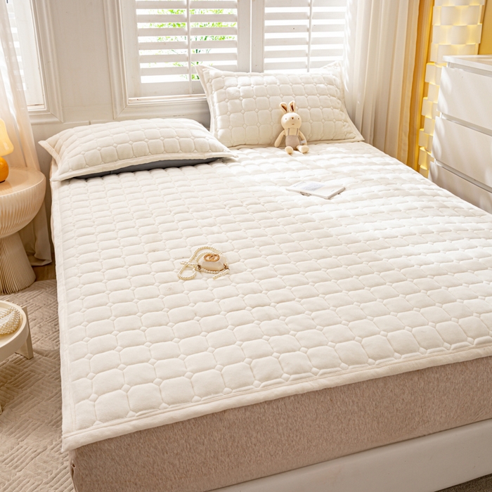 91家纺网 家纺一手货源 找家纺 女子家纺 2025新款全消光牛奶绒床垫 奶油白