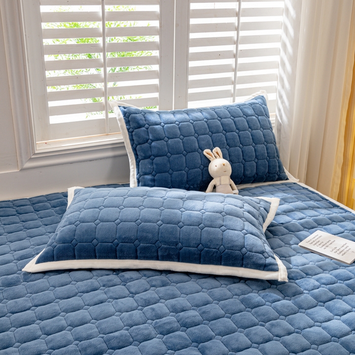 91家纺网 家纺一手货源 找家纺 女子家纺 2025新款全消光牛奶绒床垫 宝石蓝