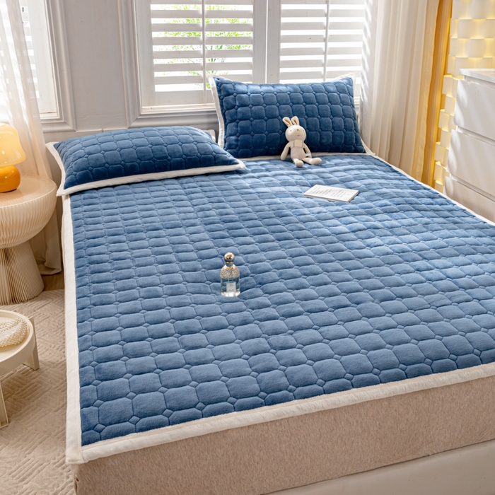 91家纺网 家纺一手货源 找家纺 女子家纺 2025新款全消光牛奶绒床垫 宝石蓝