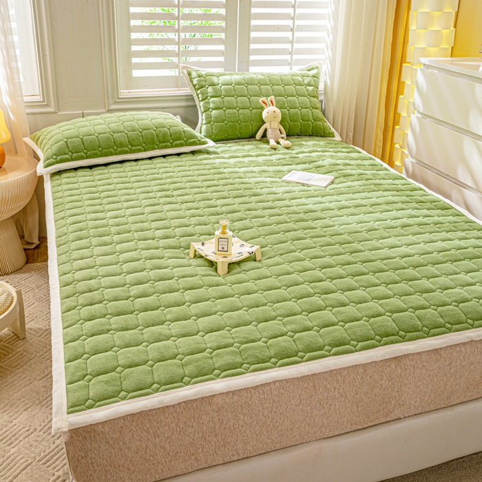 91家纺网 家纺一手货源 找家纺 女子家纺 2025新款全消光牛奶绒床垫 苹果绿