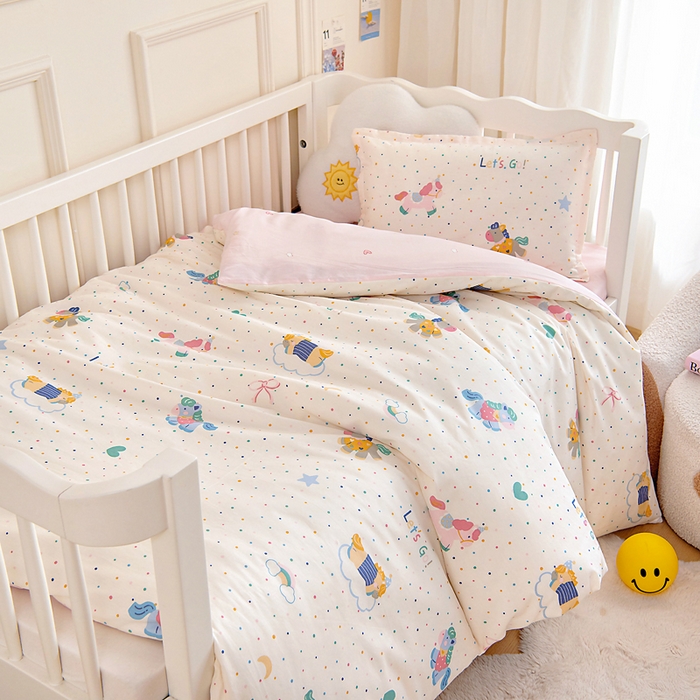 91家纺网 家纺一手货源 找家纺 芭伯妮 2026新款全棉AB版幼儿园三件套宝宝午睡被子六件套儿童被套多件套（第一批） 彩虹木马