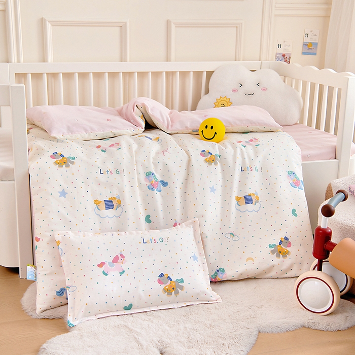 91家纺网 家纺一手货源 找家纺 芭伯妮 2026新款全棉AB版幼儿园三件套宝宝午睡被子六件套儿童被套多件套（第一批） 彩虹木马