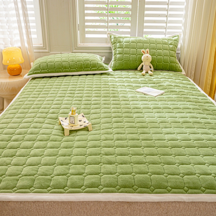 91家纺网 家纺一手货源 找家纺 女子家纺 2025新款全消光牛奶绒床垫 苹果绿