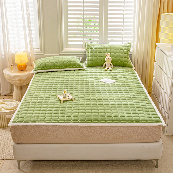 91家纺网 家纺一手货源 找家纺 女子家纺 2025新款全消光牛奶绒床垫 苹果绿
